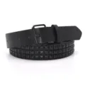Vista dettagliata della cintura punk in pelle PU nera con tre file di borchie a piramide - 110cm / Nero