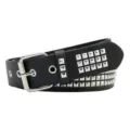 Dettaglio macro di una cintura punk in pelle nera con borchie a piramide argento - Stile Borchie a Punta Nera / 115cm