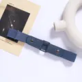 Vista dettagliata della cintura elastica senza fibbia per jeans da donna regolabile. - Blu scuro