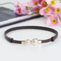 Elegante cintura sottile in pelle marrone con fibbia dorata a doppia perla chic per abiti. - Caffè