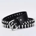 Primo piano dei dettagli della cintura in pelle nera con borchie metalliche punk. - Nero / 115cm