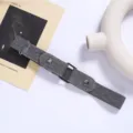Vista dettagliata della cintura elastica grigia scura per jeans con fibbia regolabile. - Smoke