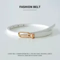 Cintura minimalista in ecopelle PU bianca da donna con una raffinata fibbia dorata. - Bianco / 105cm