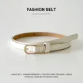 Cintura sottile bianca da donna in PU con fibbia dorata, elegante cintura per jeans. - Bianco