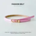Sottile cintura in ecopelle rosa con fibbia dorata, dettaglio elegante per abiti e pantaloni. - Violetto / 105cm