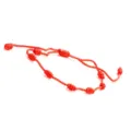 Vista dettagliata del bracciale a corda rossa fatto a mano con sette nodi peruviani. - Rosso