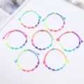 Vista dettagliata dei braccialetti intrecciati a mano con nodi peruviani arcobaleno - Multicolore