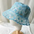Dettaglio cappello da pescatore in pizzo floreale blu, cappello parasole estivo. - Taglia unica / Celeste