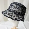 Vista dettagliata del cappello da pesca in pizzo nero con delicato ricamo floreale traforato - Taglia unica / Nero