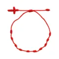 Dettaglio di bracciale in corda rossa intrecciato a mano con piccola croce - Stile intrecciato a croce / Rosso