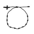 Bracciale in corda nera intrecciata a mano con nodi e dettaglio charm a croce tessuta - Stile intrecciato a croce / Nero