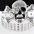 Cintura in pelle bianca stile punk rock con fibbia teschio strass e borchie piramidali argento - Motivo di Teschio / 105cm (Larghezza 3.8cm) / Bianco