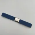 Primo piano dettagliato della cintura elastica regolabile per bambini di colore blu - Blu navy