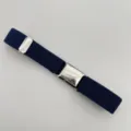Dettaglio della cintura elastica per bambini con fibbia in metallo argentato regolabile. - Blu navy