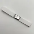 Dettaglio della cintura elastica bianca per bambini con fibbia in metallo argento regolabile. - Bianco