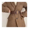 Dettaglio cintura elastica larga marrone con fibbia dorata su un blazer elegante - 78cm / Caffè