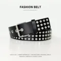 Cintura in pelle nera in stile punk con borchie piramidali in metallo e fibbia. - Perla Bicono
