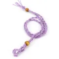Vista dettagliata del cordino per collana intrecciata viola fatto a mano con perline di legno. - Viola chiaro