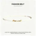 Cintura sottile bianca da donna, elegante fibbia oro perla, accessorio versatile per abito. - Bianco