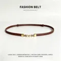 Sottile cintura in pelle marrone da donna con fibbia in metallo perla, accessorio versatile per abiti. - Caffè