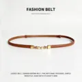 Cintura sottile marrone da donna con elegante fibbia in perla, ideale per abiti e jeans. - Cammello