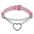 Primo piano dettagliato di collana choker in pelle rosa catena cuore stile punk accessorio - Rosa