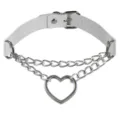 Dettaglio collana girocollo con cuore in pelle bianca, accessorio collo catena doppia punk. - Bianco
