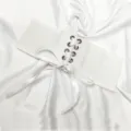 Vista dettagliata della cintura a corsetto elastica bianca con elegante allacciatura a nastro - Bianco