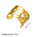 Vista detallada de un brazalete ancho de acero de titanio chapado en oro trenzado. - Brazalete ancho hueco tejido entrelazado (YY300) / Dorado