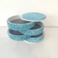 Detailansicht einer 4-lagigen rotierenden Schmuckschatulle mit blauen Strasssteinen - Seeblau