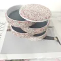 Nahaufnahme der luxuriösen, vierstöckigen, rotierenden Schmuckschatulle mit Strasssteinen - Nordisches Rosa