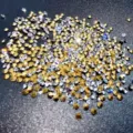 Gros plan détaillé de strass brillants à fond pointu pour nail art et travaux manuels. - SS1 1.1mm (1440pcs/paquet) / Blanc Clair