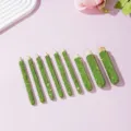 Primer plano detalle de set de brochas de maquillaje strass verde, herramientas de madera. - Set de 9 piezas verde claro