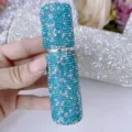 Detalle de un frasco atomizador de perfume de 5ml con brillantes cristales azules - Azul lago