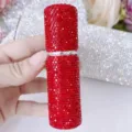 Detalle del atomizador de perfume de viaje de 5 ml incrustado con diamantes rojos - Rojo