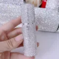 Primer plano de un atomizador de perfume de 5ml cubierto con brillantes de imitación - Blanco