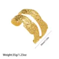 Detail eines 18K vergoldeten Edelstahl-Armreifs mit 39mm Breite und 35g Gewicht. - Zweilagiger Lava-Gehämmerter Stil (YY285) / Gold