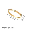 Dettaglio macro del bracciale in acciaio al titanio dorato con motivi a quadrifoglio e cristalli - Stile Trifoglio Cavo (SZ635) / Oro