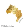 Vista detallada del elegante brazalete de hoja en acero inoxidable bañado en oro 18K - Estilo de Textura de Nervadura de Hoja (YY254)