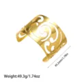 Vista detallada del brazalete rígido calado chapado en oro de 18K con patrón de volutas y medidas - Estilo de Patrón de Voluta Calada (YY239)