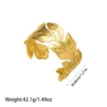 Primer plano detallado de un brazalete de hoja de acero inoxidable chapado en oro 18K - Estilo de Hoja Vívida Calada (YY257)