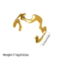 Brazalete ondulado de acero inoxidable bañado en oro 18K con medidas detalladas - Estilo de Onda de Lava Fluida (YY240)