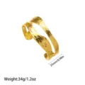Nahaufnahme der Hammerschlag-Textur eines 18K vergoldeten Edelstahl-Armreifens - Breiter Wellen-Gehämmerter-Stil (YY289) / Gold