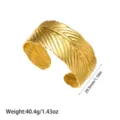 Detalle del brazalete de plumas chapado en oro de 18K con información de peso y talla. - Estilo de Textura de Pluma Realista (YY258)