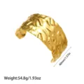 Vista detallada de brazalete martillado chapado en oro de 18K con peso y dimensiones - Estilo Ancho Martillado (YY234)