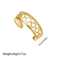 Vista detallada del brazalete de acero inoxidable chapado en oro de 18K y diseño en capas. - Estilo de Textura de Remache de Cadena Cuadrada de Tres Capas (YY229)