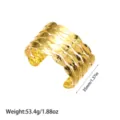 Vista detallada del brazalete de oro texturizado con información de peso y tamaño - Estilo de Textura de Escamas de Hojas (YY235)