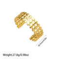 Vista detallada del brazalete de acero inoxidable chapado en oro 18K con dimensiones - Estilo de Textura de Malla Tejida Calada (YY230)