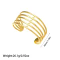 Vista detallada de un brazalete multicapa de acero inoxidable chapado en oro de 18K y 30 mm. - Estilo Hidráulico de Rejilla de Cinco Capas (YY248)