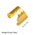 Vista detallada del brazalete martilleado bañado en oro con datos de peso y dimensiones - Estilo Martillado 3D Vintage (YY220)